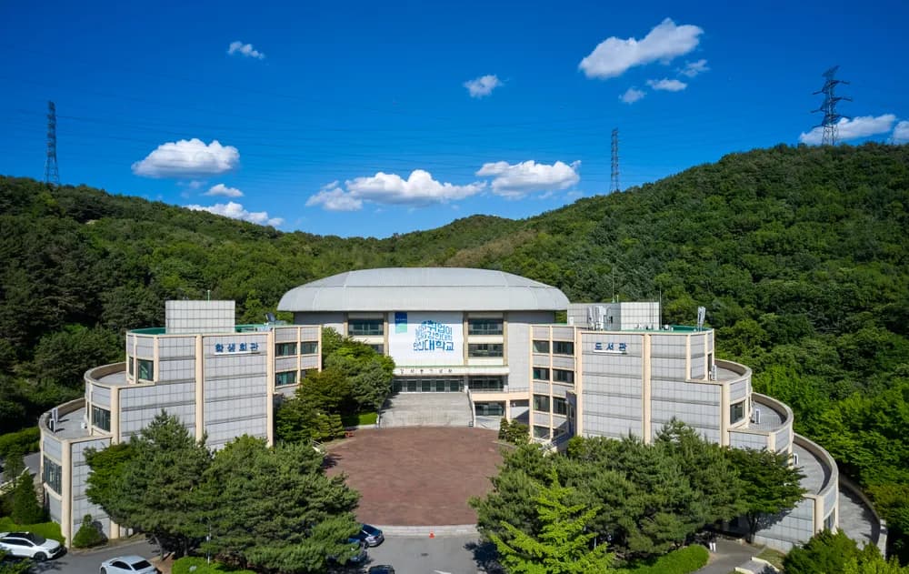 Kang Seok -bong Memorial Hall, Library, and Student Center