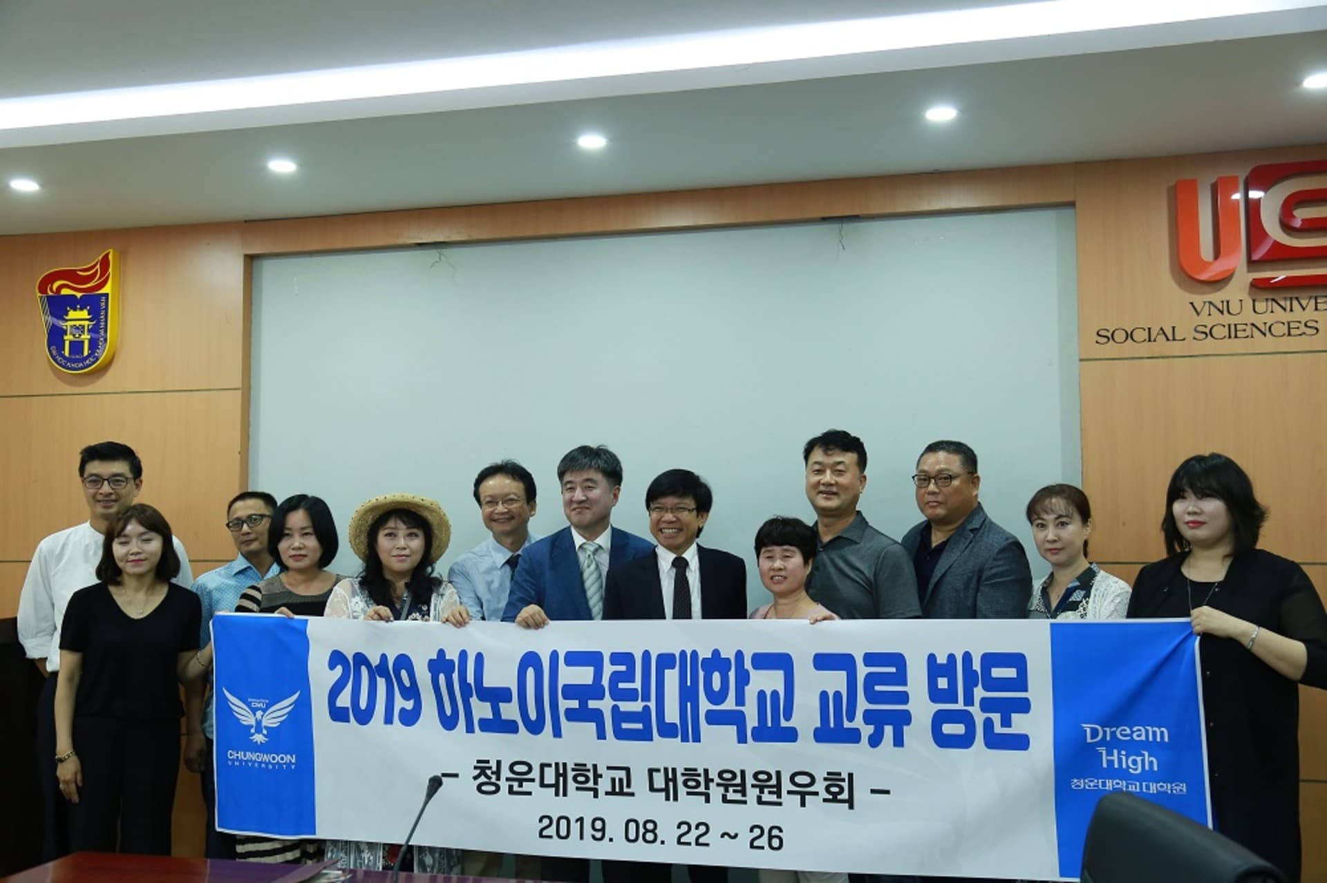 Receiving delegation from Chungwoon University
